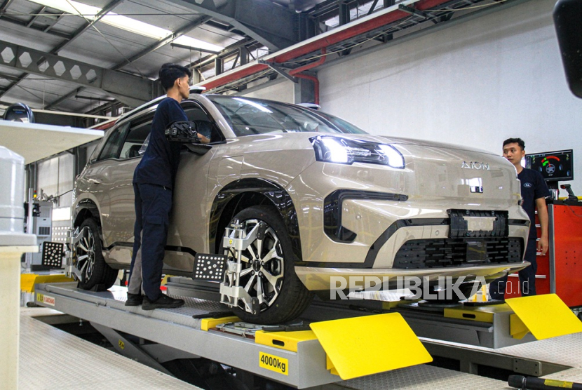 Ilustrasi pekerja menjalankan tugasnya di sebuah pabrik otomotif.