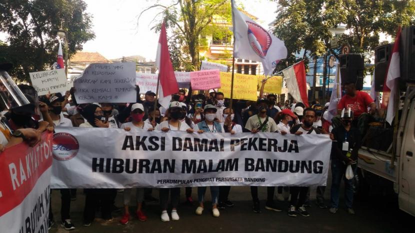 Para pekerja hiburan malam di Kota Bandung melakukan aksi damai di depan kantor Wali Kota Bandung, Jalan Wastukencana, Senin (3/8). Mereka menuntut Wali Kota Bandung agar tempat hiburan malam segera dibuka di masa Adaptasi Kebiasaan Baru (AKB) pandemi covid-19.