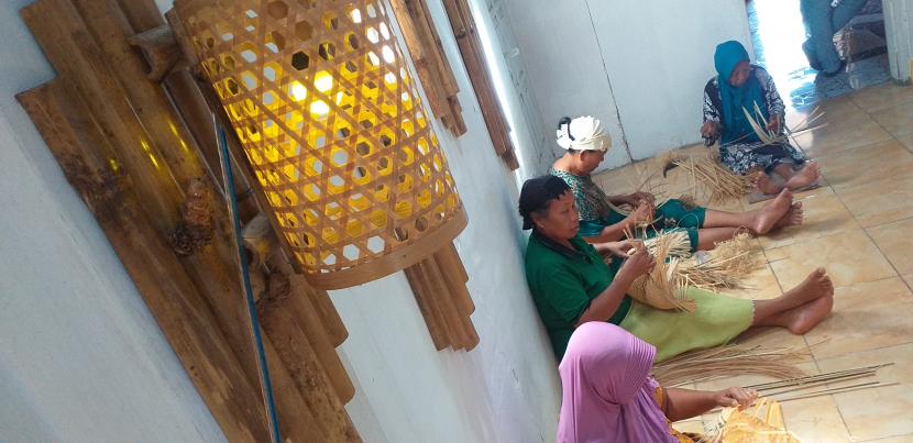 Para pekerja kerajinan anyaman bambu di Banyuwangi, Jawa Timur. 