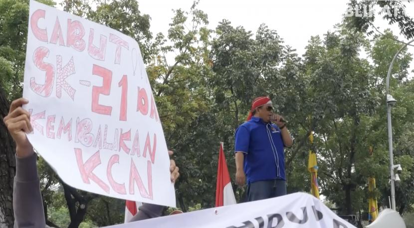 Para pekerja korban penutupan pelabuhan KCN Marunda melakukan aksi unjuk rasa di depan balai kota.