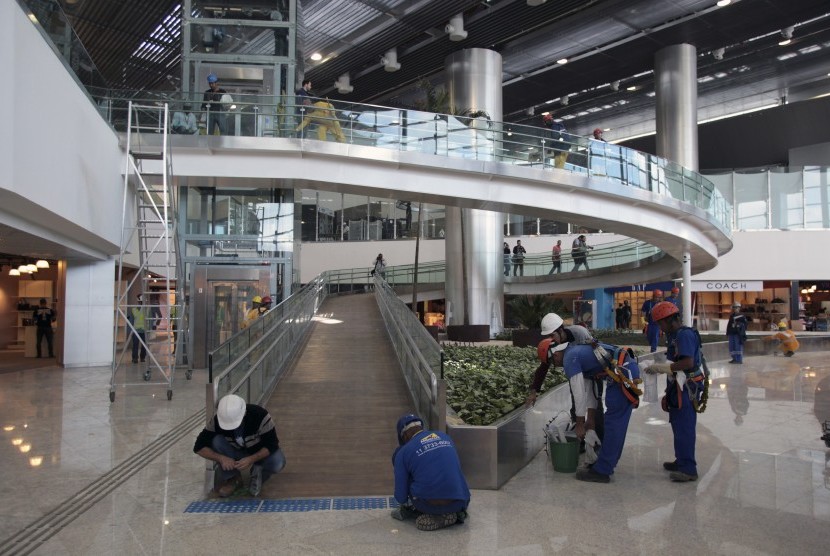 Para pekerja membenahi fasilitas terminal 3 Bandara Internasional Guarulhos di Sao Paulo, Brasil, Sabtu (10/5). 