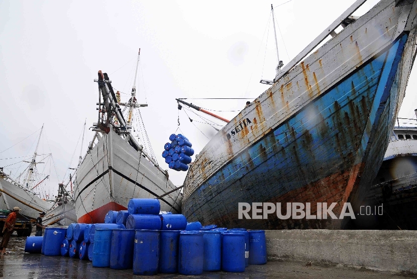 Para pekerja memindahkan tong ke atas kapal untuk dikirim ke Palembang di Pelabuhan Sunda Kelapa, Jakarta, Jumat (2/12).