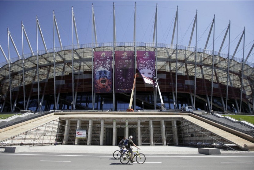 Para pekerja mendekorasi Stadion Nasional di Warsawa, Polandia, Selasa (22/5). 