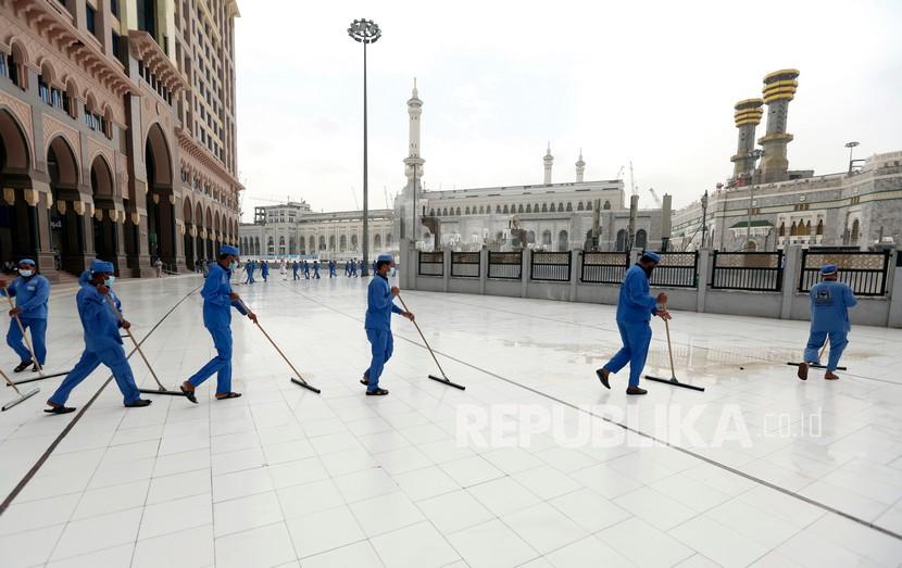 Masjidil Haram Disterilkan dalam 35 Menit. Para pekerja mendisinfeksi lantai di luar Masjidil Haram di Makkah, Arab Saudi, Senin (27/7/2020). 