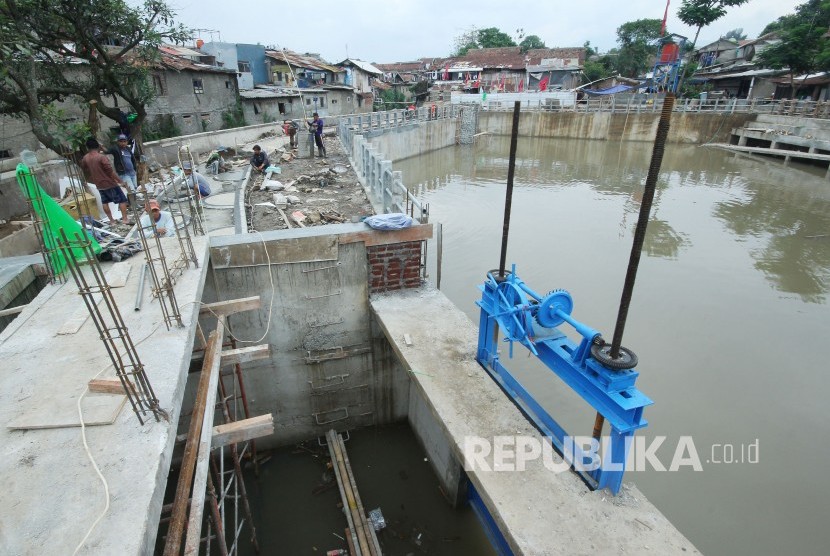 Para pekerja menyelesaikan fasilitias publik di pinggiran Kolam Retensi Sirnaraga, Kota Bandung, Selasa (13/11).