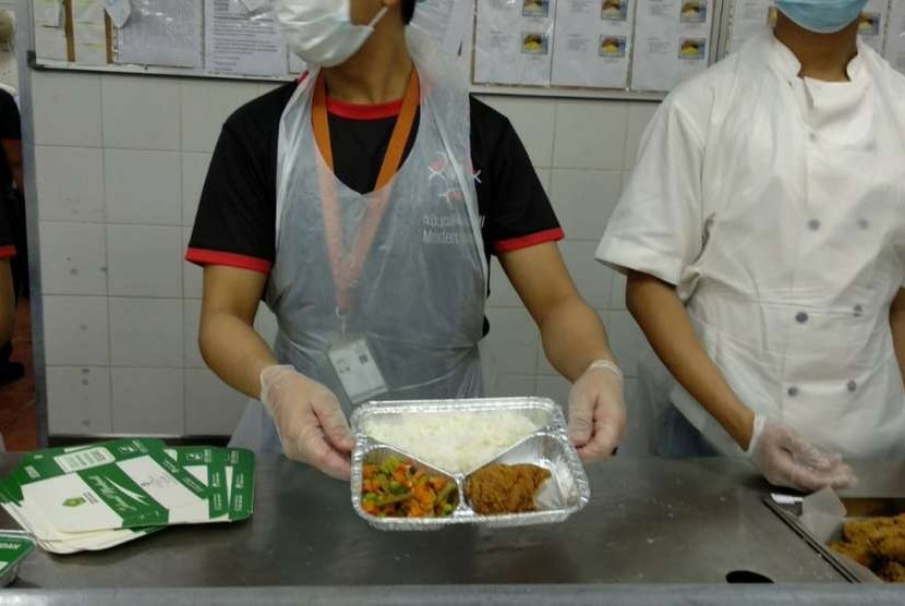 Para pekerja menyiapkan makanan penyambut jamaah haji Indonesia yang tiba di Bandara King Abdulaziz Jeddah, akhir pekan lalu. Sebanyak 7.000 hingga 9.000 paket makanan harus disiapkan setiap harinya untuk menuhi kebutuhan jamaah.