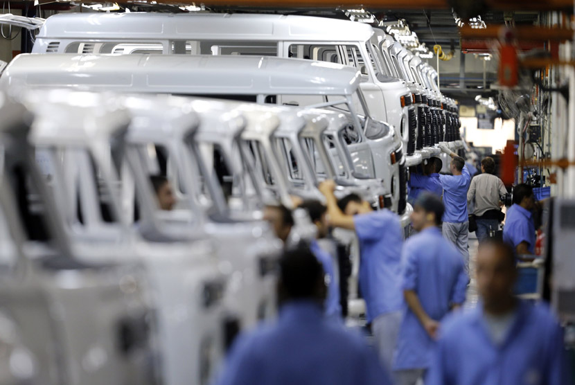  Para pekerja merakit mobil Volkswagen Kombi di pabrik VW. ilustrasi