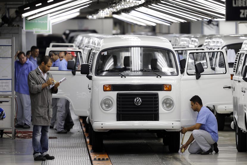  Para pekerja merakit mobil Volkswagen Kombi di pabrik VW di Sao  Bernardo do Campo, Brasil, Senin (9/12).   (Reuters /Paulo Whitaker)