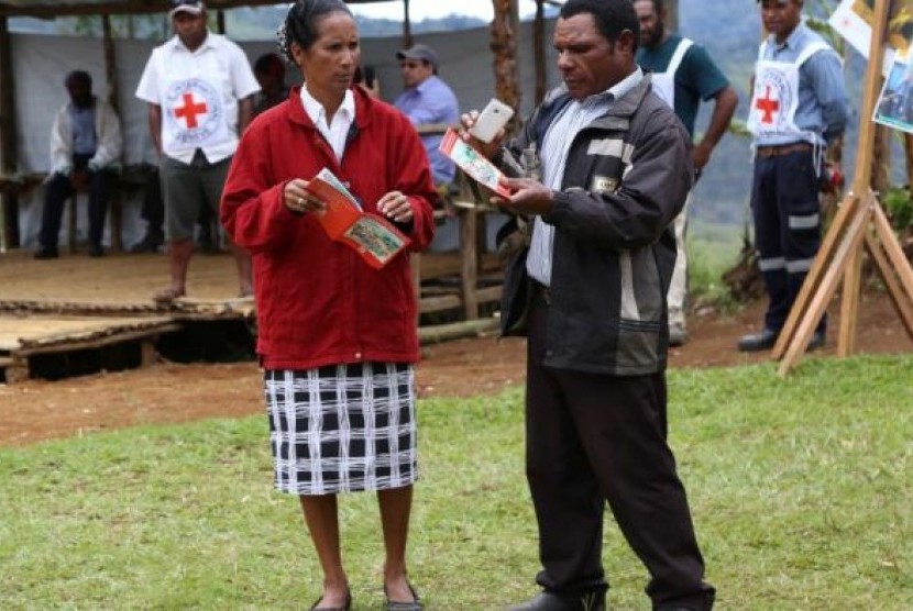 Para pekerja Palang Merah mendiskusikan prinsip kemanusiaan dalam sesi edukasi tentang kekerasan susu di dataran tinggi Papua Nugini.