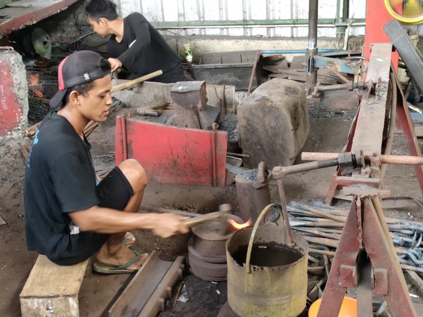 Para pekerja Pande Besi Putra Cendana di Desa Pasir Wetan, Karanglewas, Kabupaten Banyumas.