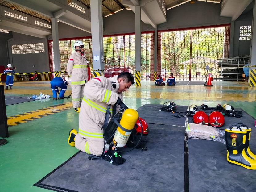 Para pekerja Pertamina sedang melakukan pelatihan di HSE Training Center Sungai Gerong.