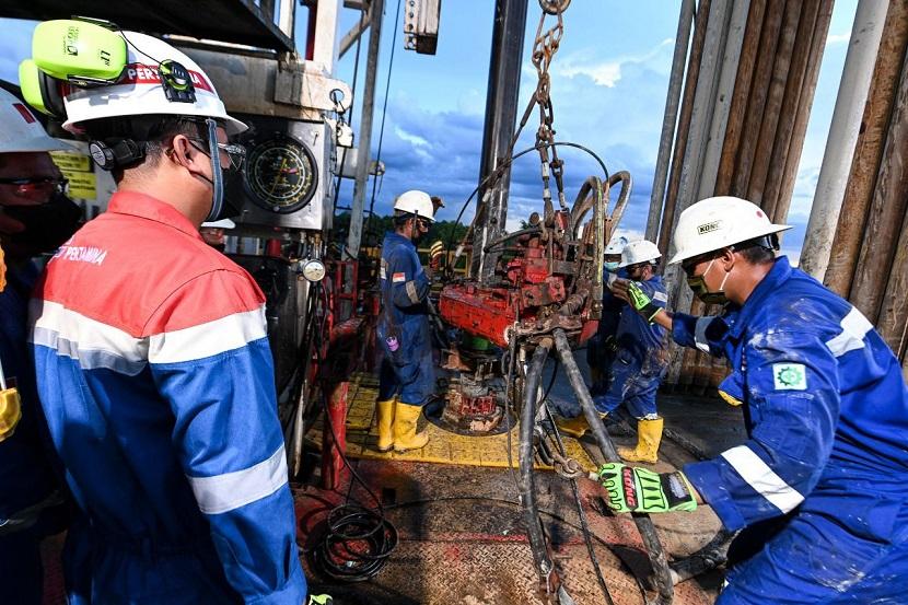 Para pekerja PT Pertamina Hulu Rokan (PHR) sedang melakukan pengeboran sumur minyak bumi. Hingga saat ini, PHR telah mengoperasikan 19 rig pengeboran dan 33 rig workover/well service (WOWS).