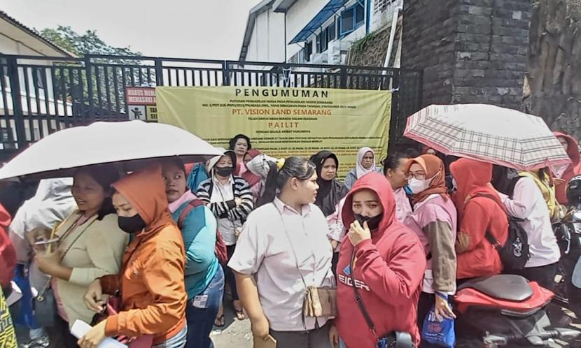   Para pekerja PT Vision Land Semarang yang menuntut kejelasan hak mereka kepada manajemen perusahaan.