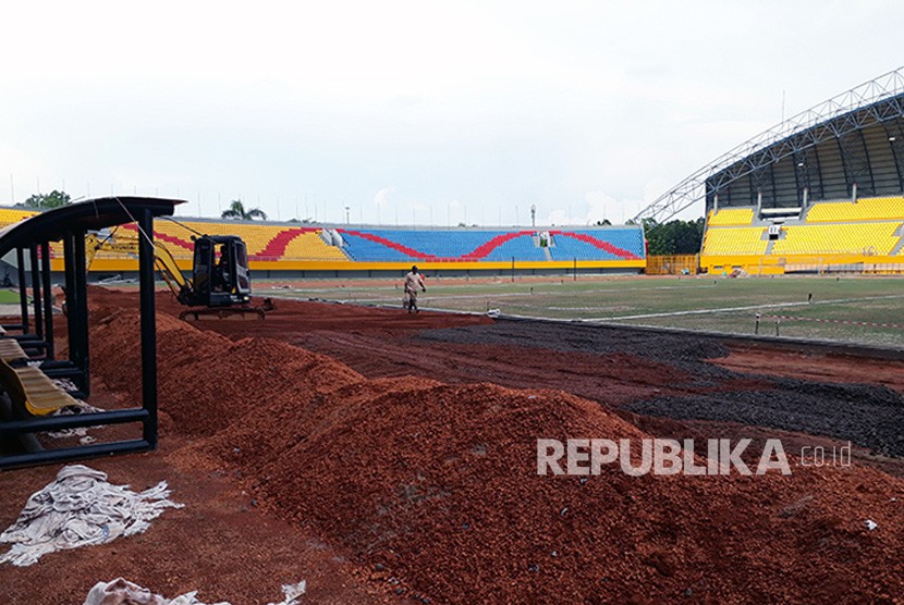 Para pekerja sedang menyelesaikan renovasi stadion Gelora Sriwijaya di komplek Jakabaring Sport City (JSC) tempat pelaksanaan cabang olahraga sepakbola pada Asian Games XVIII – 2018. Renovasi dilakukan terhadap tribun, lapangan dan lintasan. 