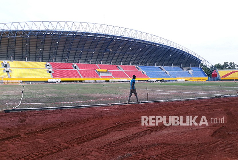 Para pekerja sedang menyelesaikan renovasi stadion Gelora Sriwijaya di komplek Jakabaring Sport City (JSC) tempat pelaksanaan cabang olahraga sepakbola pada Asian Games XVIII – 2018. Renovasi dilakukan terhadap tribun, lapangan dan lintasan. 