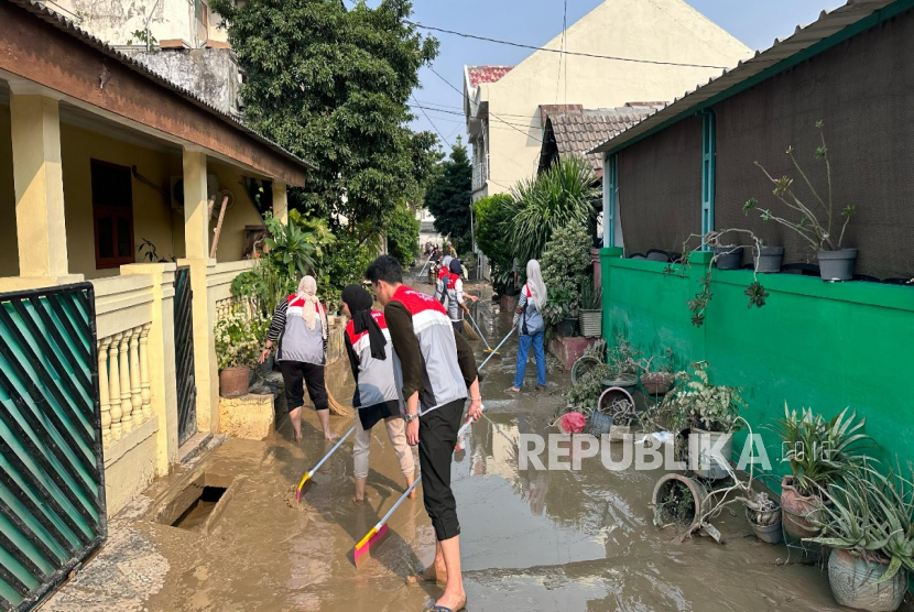 Para pekerja SH IML PT PIS menjadi relawan bencana banjir di Jabodetabek belum lama ini.