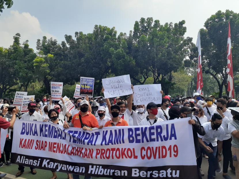 Para pekerja tempat hiburan di Jakarta melakukan aksi unjuk rasa di depan Balai Kota DKI Jakarta, Selasa (21/7).