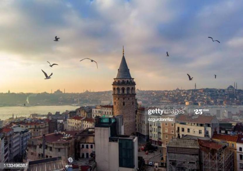 Para pekerja tengah membongkar bagian tembok Menara Galata di Istanbul. Pengerjaan proyek Galata dengan mengebor dinding menara ini menciptakan badai politik di Turki saat ini.