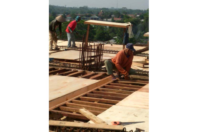Para pekerja tengah mengerjakan konstruksi Sekolah Pemimpin Baitul Maal Hidayatullah (BMH) di Depok, Jawa Barat, Maret 2016. 