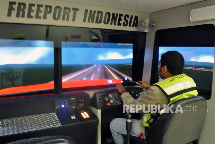 Para pekerja yang menjadi pengemudi truk tambang berukuran raksasa sebelum menggunakan kendaraan yang sesungguhnya, PT Freeport Indonesia mengharuskan menjalani pelatihan dengan peralatan canggih seperti simulator yang ada di Timika.