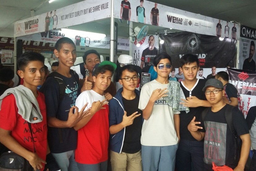 Para pelajar dan santri menyerbu stan Distro WeRead di ajang Islamic Book Fair (IBF) 2016 yang digelar di Istora Senayan Jakarta, Selasa (1/3). IBF ke-15 tahun 2016 akan berlangsung hingga 6 Maret 2016.