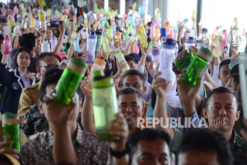 (ilustrasi) Para pelajar dan unsur terkait bersama-sama mengangkat tumbler saat peringatan Hari Peduli Sampah Nasional (HPSN) 2020, di Plaza Gedung Sate, Kota Bandung, beberapa waktu lalu. 