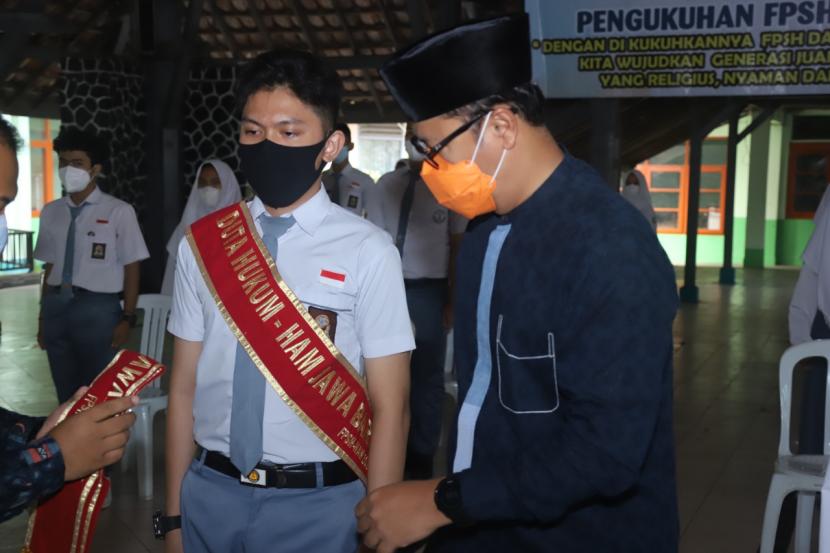 Para pelajar di Kota Sukabumi didorong untuk terlibat aktif dalam edukasi pentingnya penerapan hukum dan hak asasi manusia (HAM). Khususnya dalam menjadi pengingat bagi teman sebayanya agar tidak melakukan bullying dan tawuran pelajar.