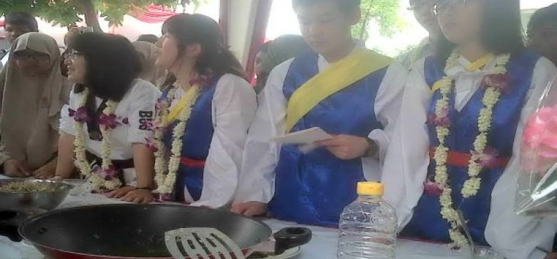 Para pelajar Korea Selatan mengunjungi sebuah sekolah di Surabaya. Kehadiran mereka dalam kegiatan pertukaran pelajar selama seminggu untuk saling mengenal budaya
