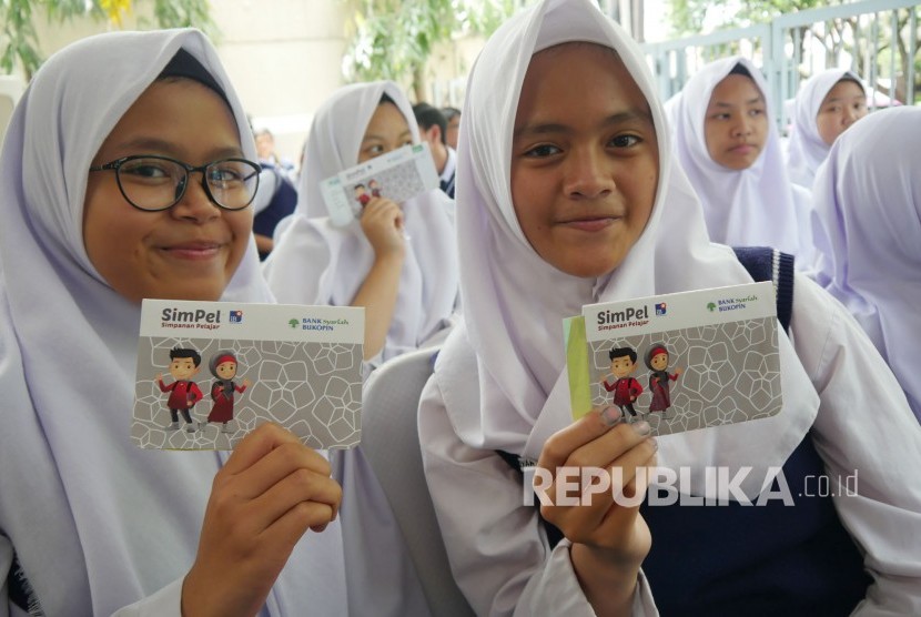 Para Pelajar memperlihatkan buku tabungan, (ilustrasi).  Otoritas Jasa Keuangan (OJK) membuka sebanyak 738.850 tabungan pelajar selama perhelatan program Kejar Prestasi Generasi Muda (Kreasimuda) Indonesia 2022. 