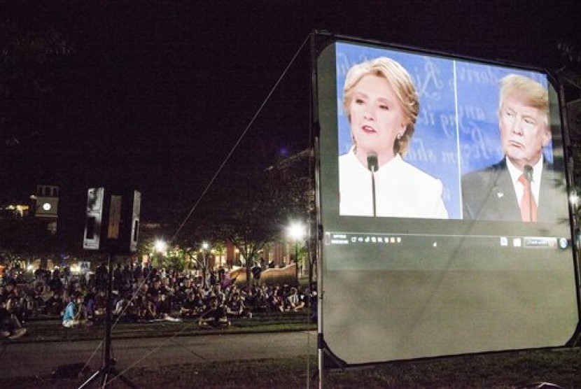 Para pelajar menonton bersama debat presiden terakhir AS antara Hillary Clinton dan Donald Trump di Western Kentucky University di Bowling Green, Kentucky, 19 Oktober 2016.