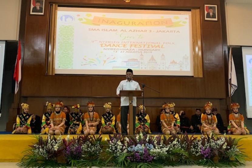  Para pelajar SMA Islam Al Azhar 3 Jakarta mewakili Indonesia di Festival Budaya Hungaria.