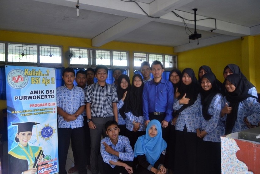 Para pelajar SMA Muhammadiyah Bumiayu peserta uji kompetensi komputer.