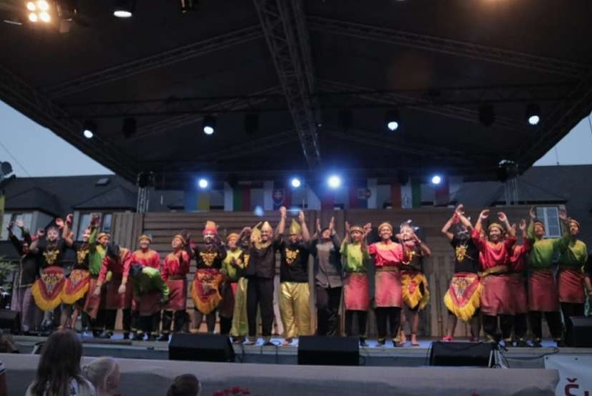 Para pelajar SMA Pesantren Unggul Al Bayan Kabupaten Sukabumi, Jawa Barat menampilkan tarian tradisional seperti tari Saman di Festival Folklore di Republik Ceko pertengahan Agustus 2018 lalu.