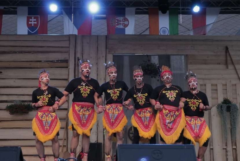 Para pelajar SMA Pesantren Unggul Al Bayan Kabupaten Sukabumi, Jawa Barat menampilkan tarian tradisional seperti tari Saman di Festival Folklore di Republik Ceska pertengahan Agustus 2018 lalu.
