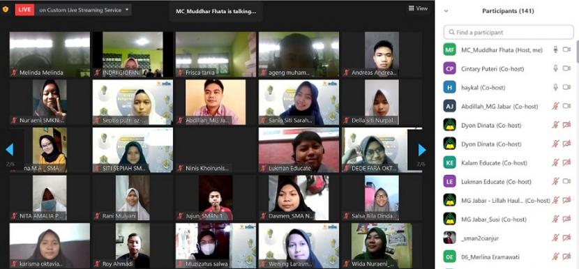 Para pelajar SMA/SMK/MA di Jawa Barat mengikuti  Webinar Kelas Inspirasi yang digelar Ikatan Alumni Beasiswa LPDP atau yang lebih dikenal dengan Mata Garuda Jawa Barat bekerja sama dengan Dinas Pendidikan Jawa Barat, Sabtu (30/1).