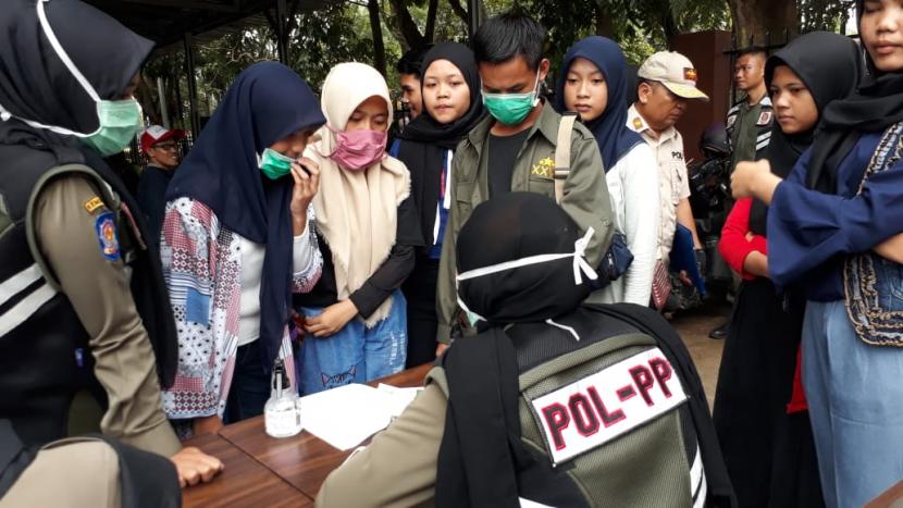 Para pelajar terjaring petugas Satuan Polisi Pamong Praja (Satpol PP) Kota Sukabumi di bioskop karena seharusnya belajar di rumah, Rabu (18/3).(Republika/Riga Nurul Iman)