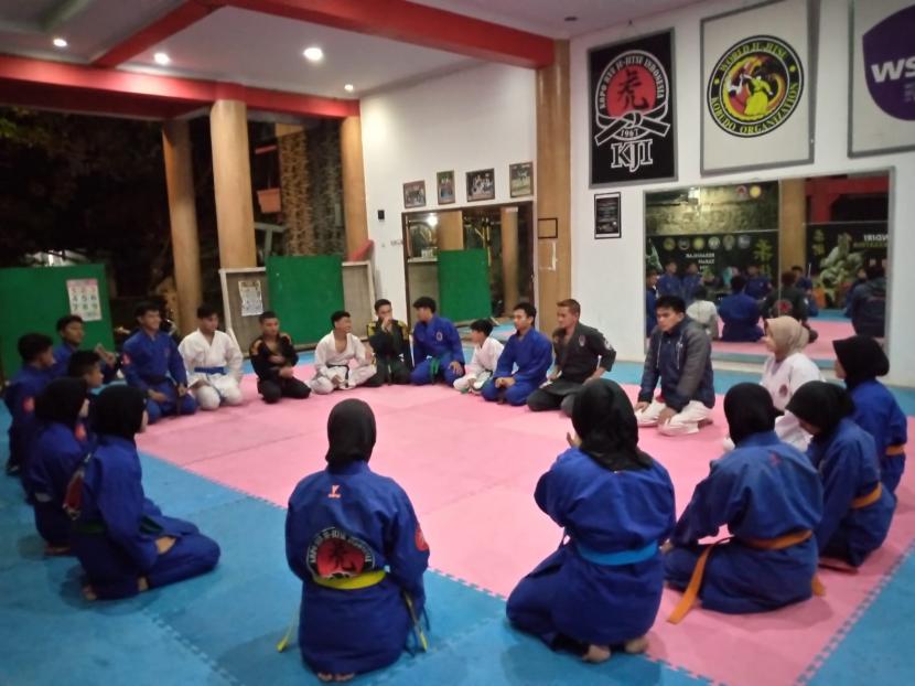 para pelajar yang akan tampil di Kejuaraan sirkuit JuJitsu antar Dojo KJI se Jawa Barat