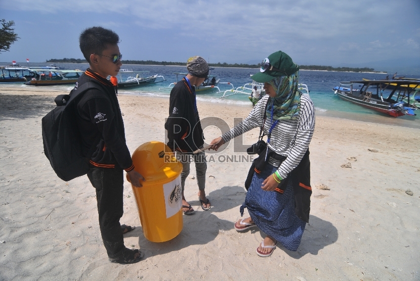 Para pelajar yang mengikuti kegiatan Winner Camp Letter Writing Competition kerjasama PT Pos dengan Republika melakukan kegiatan bersih pantai di Gili Trawangan, Sabtu (8/8).Republika/Edwin Dwi Putranto