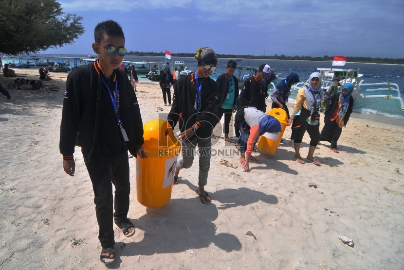 Para pelajar yang mengikuti kegiatan Winner Camp Letter Writing Competition kerjasama PT Pos dengan Republika melakukan kegiatan bersih pantai di Gili Trawangan, Sabtu (8/8).Republika/Edwin Dwi Putranto