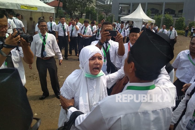 Para pelakon memeragakan berbagai persoalan yang banyak dihadapi para petugas haji dalam simulasi di Asrama Haji Pondok Gede, Jakarta, Ahad (3/6).