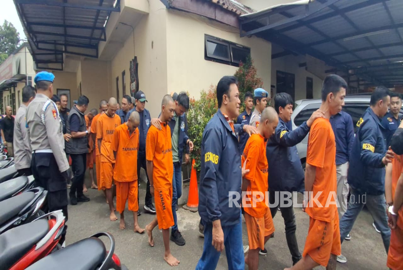 Para Pelaku Curanmor Ditangkap Jajaran Polres Cimahi. Dari Tangan Mereka Disita Barang Bukti Sebanyak 12 Unit Kendaran Hasil Curian di Wilayah Bandung Raya.