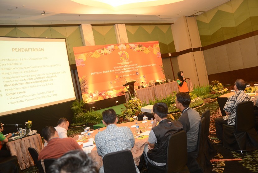 Participants of National Fruit and Flower Festival 2016 gathered at IPB International Convention Center, Thursday (July 21, 2016). The festival has become the pioneer of Floriculture Day. 