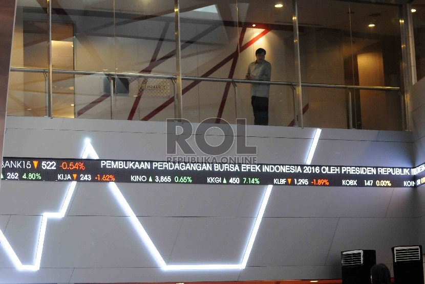 Para pelaku pasar modal mengamati pergerakan perdagangan saham di Bursa Efek Indonesia, Jakarta. ilustrasi   (Republika/Agung Supriyanto)