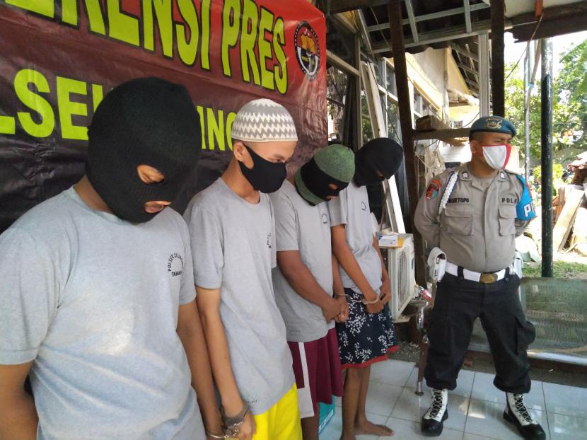 Para gengster pelaku pembacokan disampaikan dirilis yang digelar Polsek Cilincing, Jakarta Utara, Selasa (29/7).