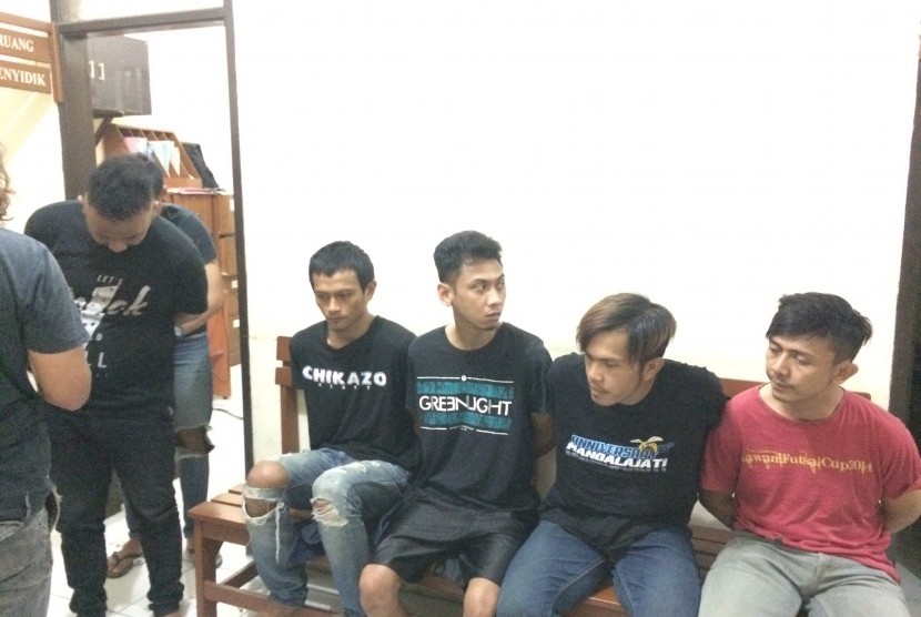  Para pelaku pengeroyokan kepda seorang warga di Kota Tasikmalaya,  diamankan di Polsek Mangkubumi, Rabu (10/10) malam. 