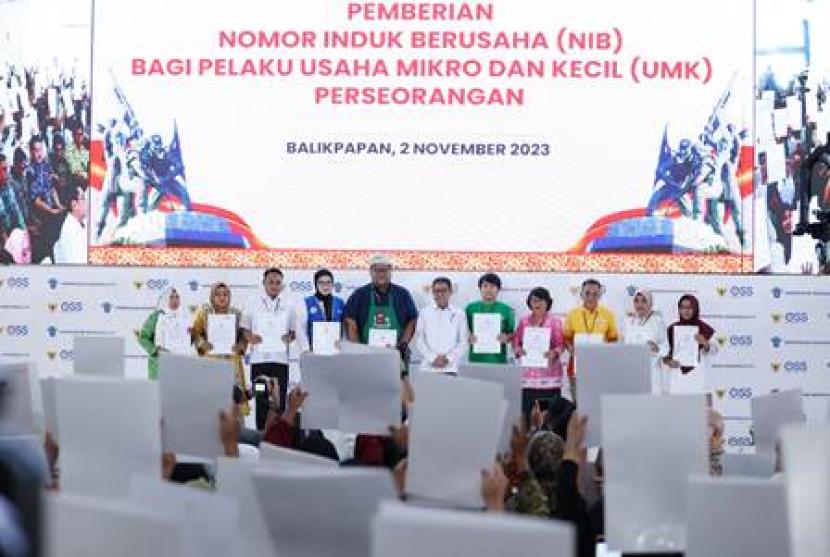 Para pelaku UMKM di Balikpapan, Kalimantan Timur, berfoto bersama seusai menerima Nomor Induk Berusaha (NIB) perorangan di Graha Dhomber, Balikpapan, Kamis (2/11/2023). 