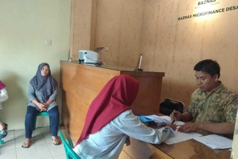 Para pelaku usaha mikro di Bojongrangkas, Kecamatan Ciampea, Bogor, Jawa Barat, mendapatkan pembiayaan dan pembinaan dari Baznas Microfinance Desa (BMD).