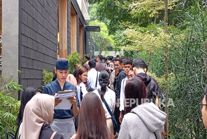 Para pelamar kerja tengah mengantre untuk walk interview di resto Jepang di Jalan Diponegoro, Kota Bandung, Rabu (13/8/2025). 
