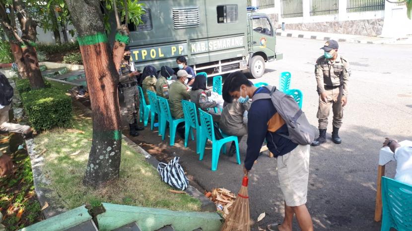 Para pelanggar yang terjaring operasi yustisi penegakan prokes Covid-19 di wilayah Kecamatan Ungaran Timur, Kabupaten Semarang menjalani snksi sosial membersihkan sampah di taman selama 30 menit, Kamis (3/6).