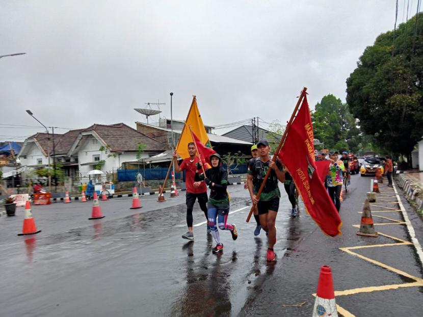 Para pelari di Kota Sukabumi berlari sejauh 62 kilometer dari Bogor dan finis di Balai Kota Sukabumi dalam rangka menyambut hari Sumpah Pemuda, Kamis (28/10).